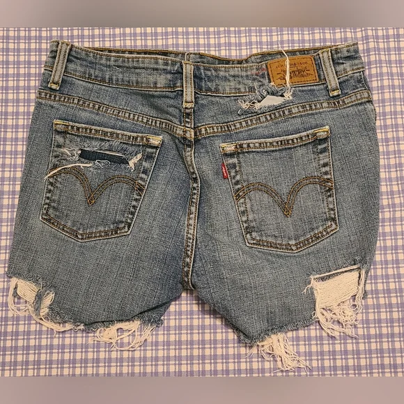 VTG Levi's Women's Heavily Distressed Denim Blue Jean Shorts Sz 8P GUC - Picture 3 of 12